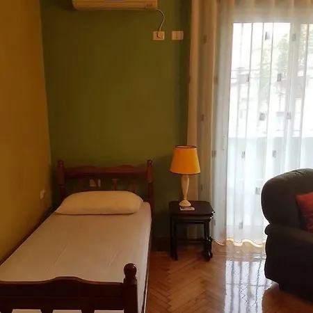 Miku -charming One Bedroom At Komuna E Parisit Apartamento